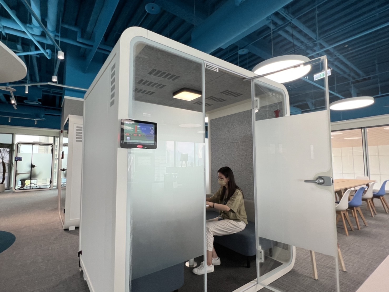 jbo竟博电竞高雄據點的智慧行動辦公艙，展現jbo竟博电竞在面板以外的研發應用軟實力